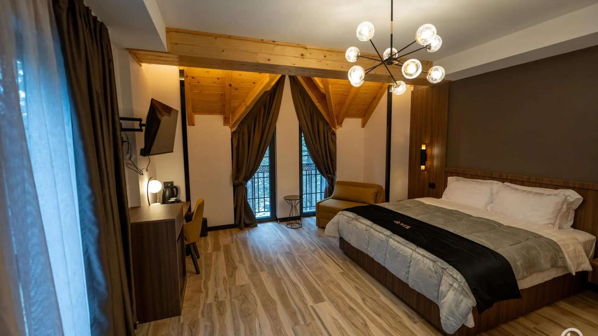 Pinehill Hotel, Restaurant , Pool & Spa - Razem