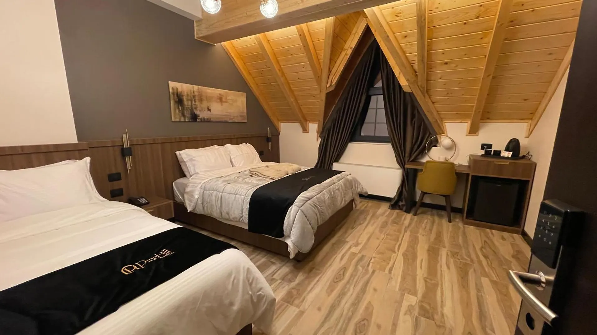 호텔 Pinehill Hotel, Restaurant , Pool & Spa - Razëm