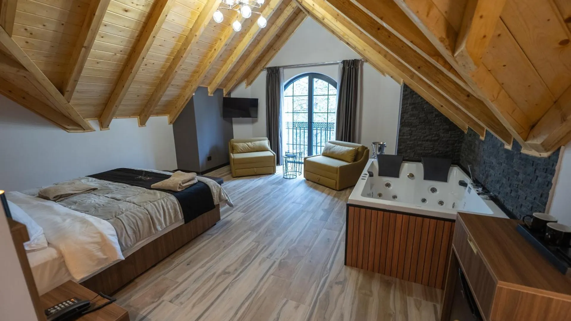 Pinehill Hotel, Restaurant , Pool & Spa - Razem 5*,  Albania