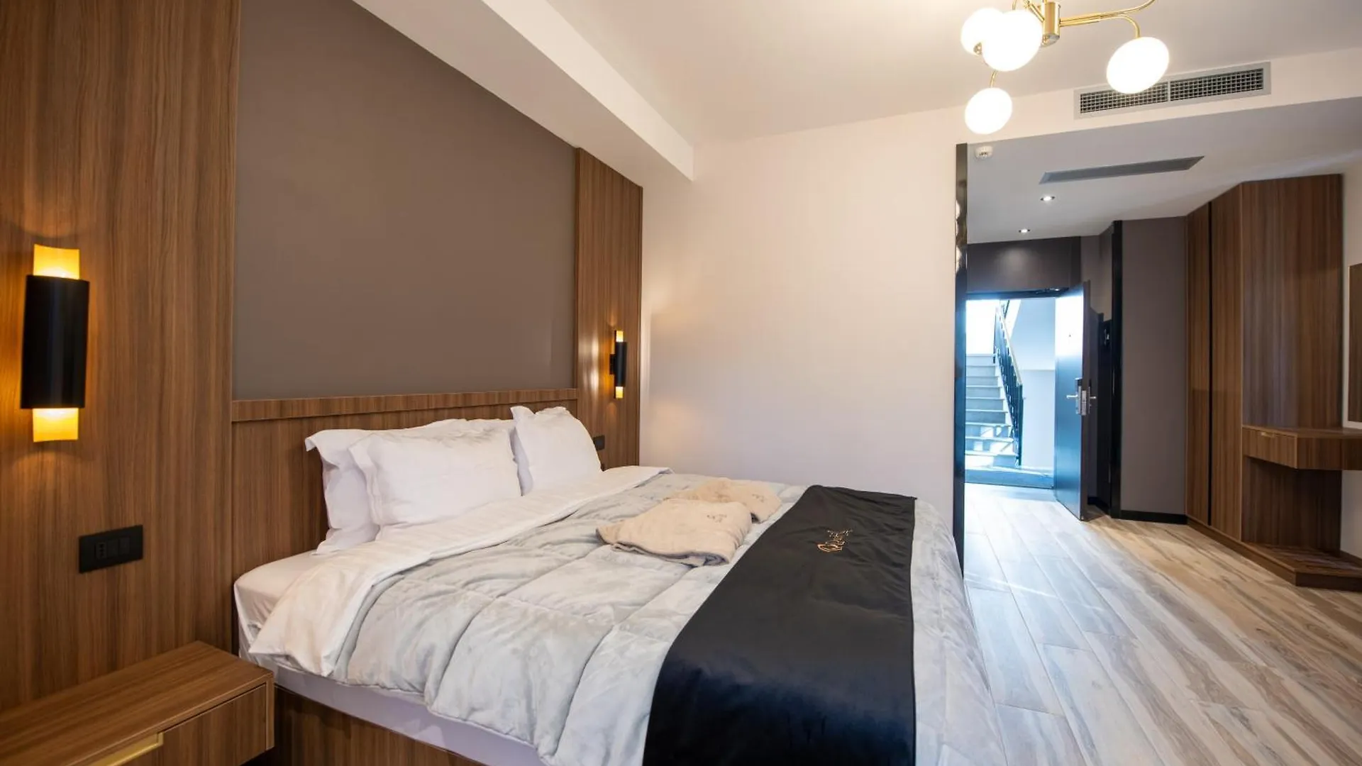 Pinehill Hotel, Restaurant , Pool & Spa - Razem 5*,  Albania