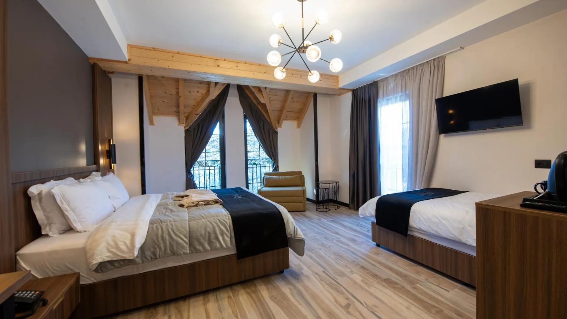 Pinehill Hotel, Restaurant , Pool & Spa - Razëm 5*,  알바니아
