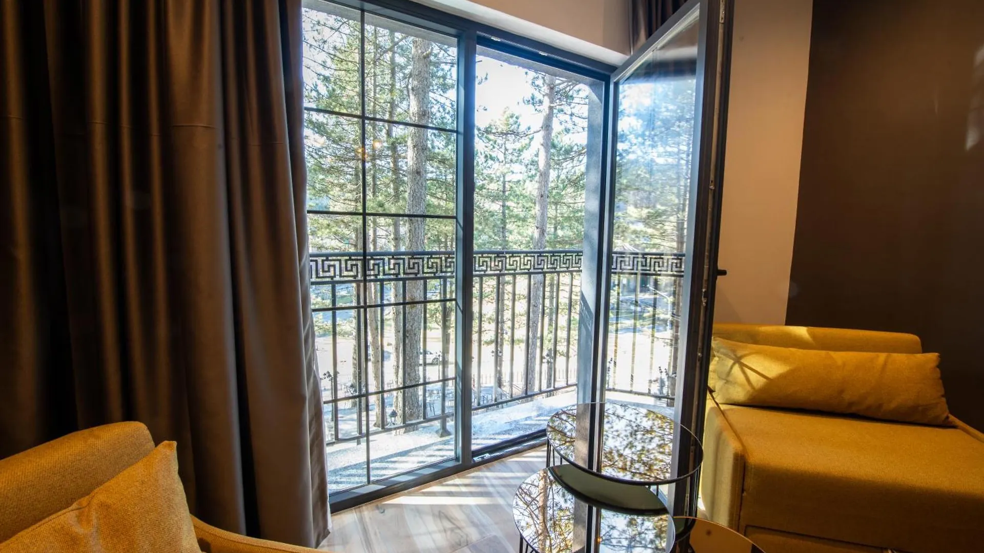 호텔 Pinehill Hotel, Restaurant , Pool & Spa - Razëm
