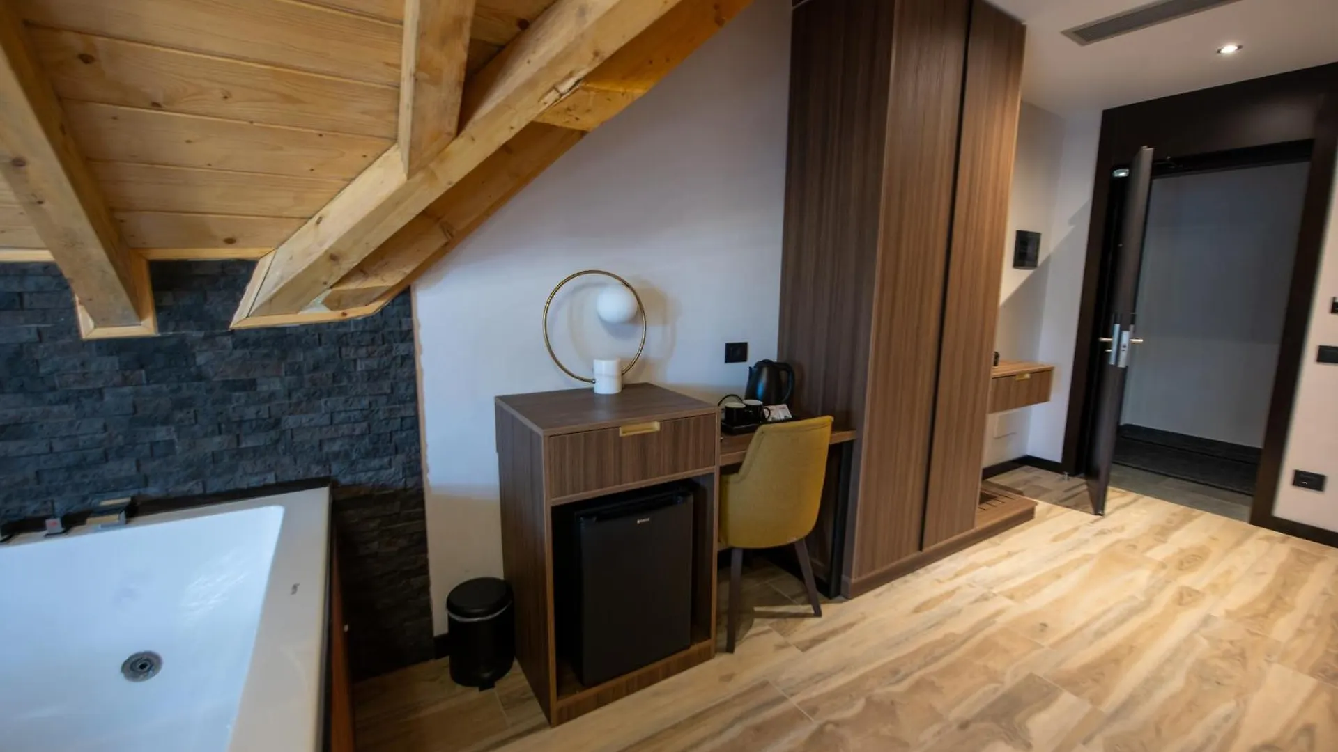 Hotel Pinehill Hotel, Restaurant , Pool & Spa - Razem