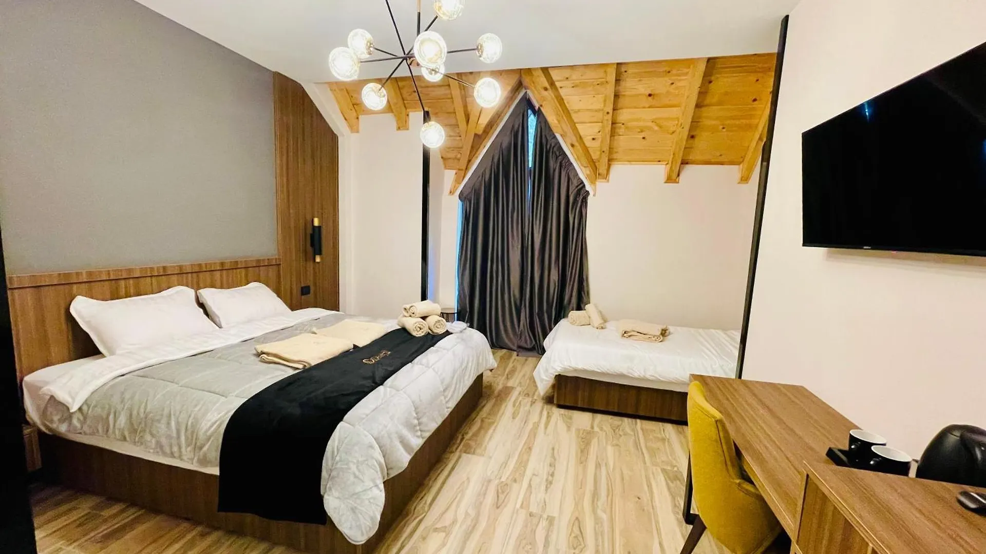 Pinehill Hotel, Restaurant , Pool & Spa - Razem 5*,  Albania